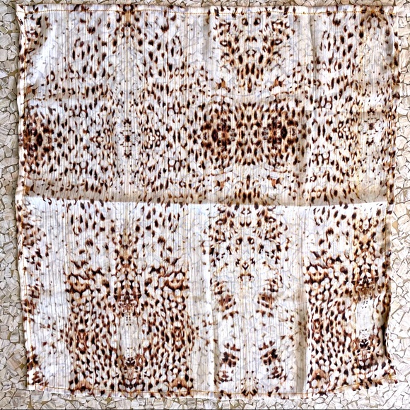 Beautiful semi sheer snakeskin print scarf with gold lurex threads - Picture 2 of 3